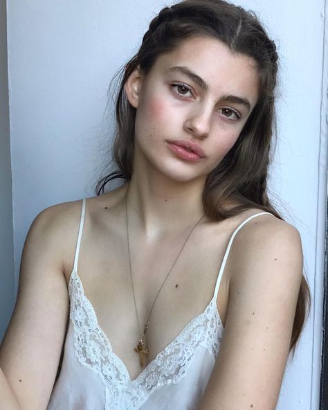 Alex Elizabeth on Instagram: “❤️” Diana Silvers, Zoe Nightshade, 얼굴 그리기, Foto Poses, Young Woman, Pretty Face, Woman Face, Aesthetic Girl, Maquillaje De Ojos