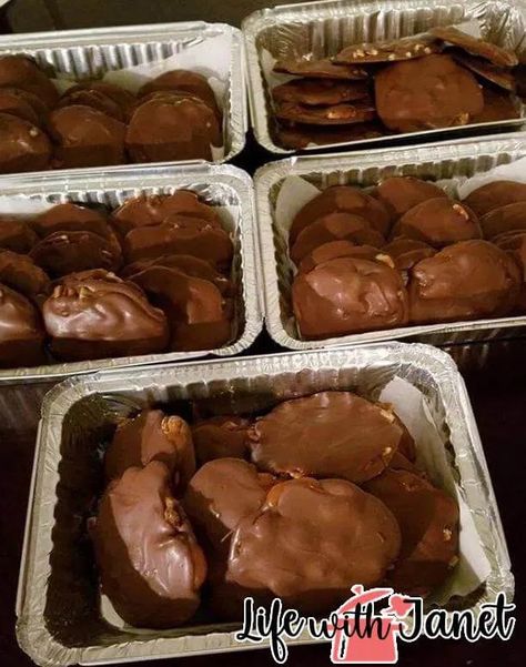 Homemade Turtle Candy With Pecans, Turtle Candy With Pecans, Homemade Turtle Candy, Candy With Pecans, Soft Caramels Recipe, Homemade Turtles, Turtle Candy, Turtles Candy, Pecan Turtles