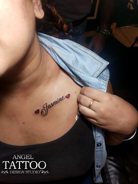 Jazmine Name Tattoo, Boyfriend Name Tattoos For Women On Neck, Tattoo Ideas Female Names, Collarbone Name Tattoo, Name Tattoos On Chest, Boyfriend Name Tattoos For Women, Bf Name Tattoo Ideas, Boyfriends Name Tattoo Ideas, Jasmine Name