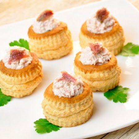 Puff Pastries with Russian Tuna Salad Antipasto Appetizer, Molecular Cuisine, Puff Pastry Filling, Puff Pastries, Tuna Salad Recipe, Cold Salad, Picnic Food, Buffet Food, Specialty Foods