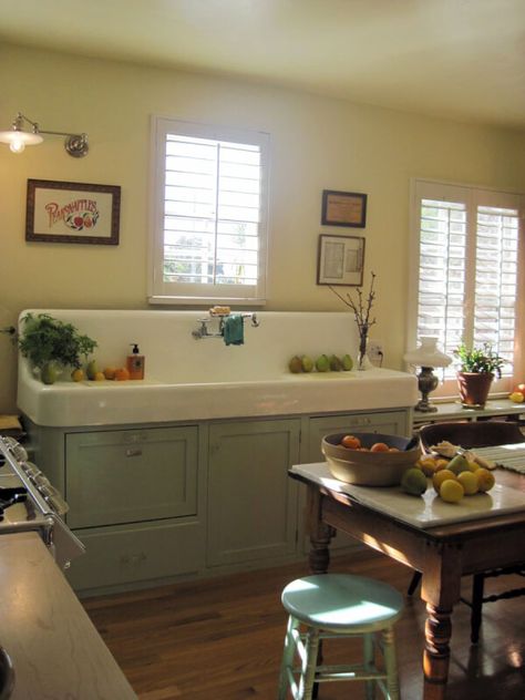 I love how wide this farmhouse sink is. Plus, the washboards on the side are practical and look cool. Plus, she's hiding two dishwashers under the sink! Cocina Shabby Chic, Casa Vintage, Farm Kitchen, Farm Sink, Renovation Design, Kitchen Farmhouse, Farmhouse Sink Kitchen, Kitchen Redo, Farmhouse Sink