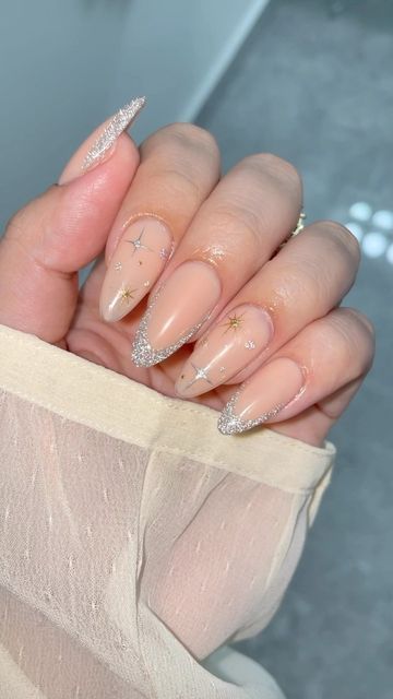 Silver Holo Nails, Subtle New Years Nails, Nye Nail Ideas Almond, Medium Almond Nail Ideas, Gold And Silver Christmas Nails, Almond Nails New Years, Nye Nails 2023, Nye Nails Almond Shape, Silver New Years Nails