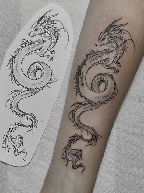 Necronomicon Tattoo, Dragon Tattoo Sleeve, Aggrogoth Tattoo, Tatuaje Studio Ghibli, Tattoos Woman, Dragon Tattoo Arm, Thumb Tattoos, Around Arm Tattoo, Chinese Dragon Tattoos