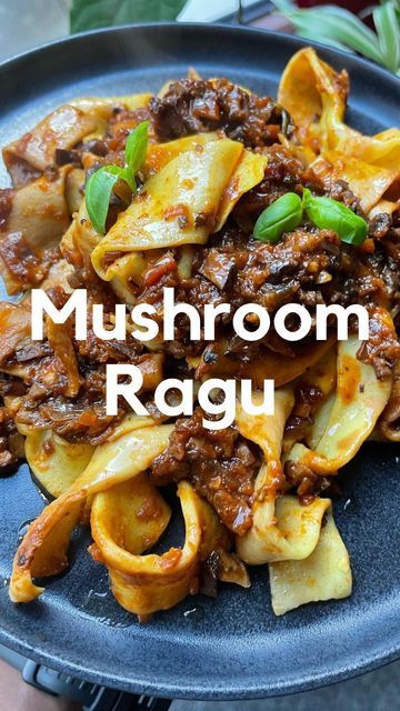 Olive Oil Extra Virgin, Chestnut Mushrooms, Mushroom Ragu, Vegetarian Pasta Dishes, Mushroom Recipes Pasta, Ragu Recipe, Easy Vegetarian Dinner, Nature Food, Vegetarian Main Dishes