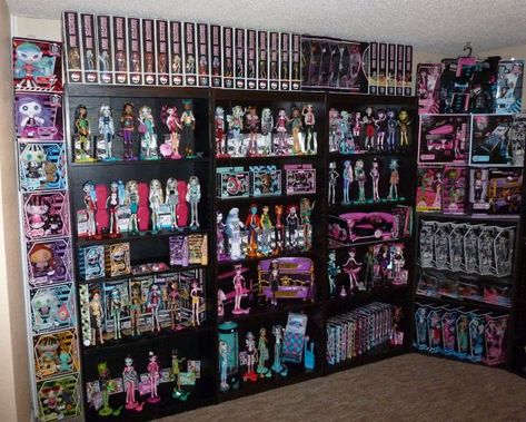 MH Collection Display Idea Monster High Bedroom, Toy Collection Room, Monster High Room, Huge Monster, Toy Collection Display, Doll Storage, Ever After Dolls, Moster High, Toy Display