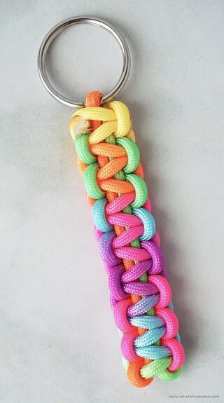 DIY Paracord Keychains are a fun and easy craft for kids of all ages to make! Keychains made of paracord are a fun and simple project that only takes about 5 minutes. This is a great activity to do during summer camps or rainy afternoons that will keep kids of all ages busy. The keychains are also a fantastic way to use up paracord scraps left over from other paracord projects. Once you get the hang of making your own colorful paracord keychains, you can share your creations as gifts… Camping Craft Ideas, Easy Paracord Keychain, Fun Ideas For Summer, Camping Craft, Make Keychains, Cub Scout Crafts, Easy Craft For Kids, Camping Crafts For Kids, Watermelon Crafts