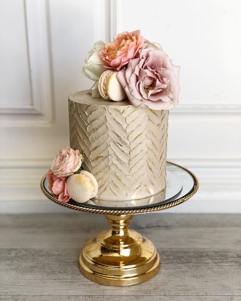 Posh Little Cakes on Instagram: “One of my favorite cake styles is this milktea coloured buttercream patterned with gold glitter design. #poshlittlecakes…” Single Tier Cake, Buttercream Decorating, Elegant Birthday Cakes, Fashion Cakes, Painted Cakes, Little Cakes, Fancy Cakes, Tiered Cakes, Flower Cake