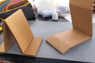 Cardboard Book Stand : 8 Steps (with Pictures) - Instructables Diy Book Holder, Diy Book Stand, Cardboard Book, Diy Stand, Book Display Stand, National Institute Of Design, Book Holder Stand, Picture Frames Standing, Book Stand