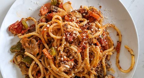 Sardine bolognese with spaghetti - BabyCentre UK Sardine Spaghetti, Healthy Blt, Prawn Pasta, Meal Planners, Good Carbs, Calcium Rich Foods, Sweet Potato Wedges, Spaghetti Recipe, Oat Cakes