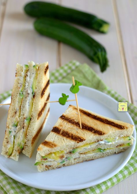 Club Sandwich alle Zucchine versione vegetariana facile e sfiziosa Panini Sandwich, Club Sandwich, Finger Food, Finger Foods, Ricotta, Diner, Tea Party, Sandwiches, Toast