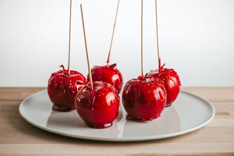 Ditch the apple-bobbing, and play these apple-themed games and activities that put a new spin on fun ways to play with apples. Toffee Apples Recipe, Party Games To Play, Chewy Toffee, Diy Carnival Games, Toffee Apples, Cranberry Punch, Candied Apples, Diy Carnival, Apple Cream