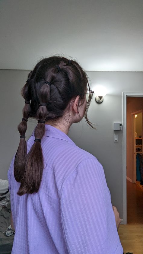 Two bubble ponytails for mid brown hair Two Bubble Ponytails, Bubble Braid Ponytail Short Hair, Mid Brown Hair, Brades Hair, Ponytail Looks, Ponytail Hairstyle Ideas, Pony Hairstyles, Two Ponytails, Hair Style Vedio