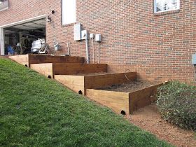 diy Design Fanatic: Raised Beds On A Slope Garden On A Slope, Front Yards Diy, Sloped Backyard Landscaping, Sloped Yard, Vertical Vegetable Garden, Sloped Backyard, Building A Raised Garden, Sloped Garden, Raised Garden Beds Diy