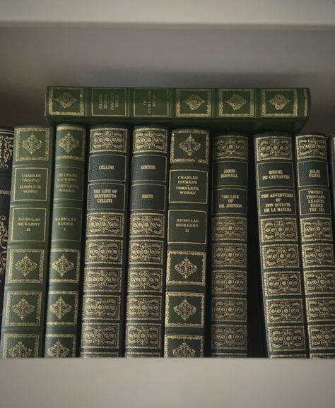 Dark Green Book Aesthetic, Green History Aesthetic, Green Writer Aesthetic, Books Old Aesthetic, Library Aesthetic Green, Old Money Aesthetic Books, Old Money Book Aesthetic, Writing Aesthetic Green, Old Money Bookshelf