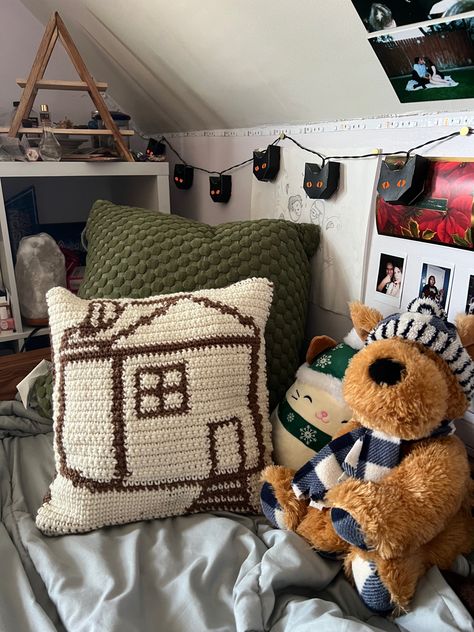 Crocheting Harry Styles Cardigan, Crochet Pillow Cover Aesthetic, Crochet House Pillow, Harry Styles Pillow, Diy Harry Styles Room Decor, Harrys House Crochet, Harry Styles Crochet Top, Harry Styles Inspired Crochet, Harry Styles Pattern