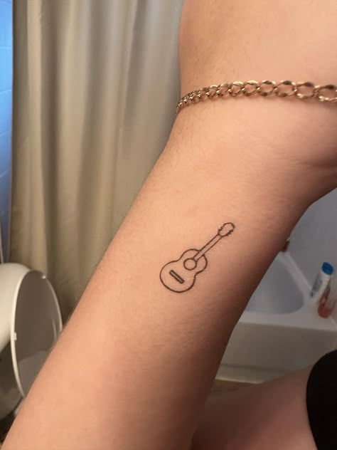 Fake Tattoo Ideas, Mehendi Tattoos, Acoustic Guitar Tattoo, Guitar Tattoo Design, Tiny Tattoo Ideas, Sport Tattoos, Byron Bay Beach, Cute Simple Tattoos, Taylor Swift Tattoo