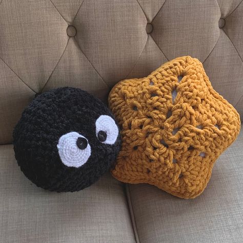 Soot Sprite Crochet Pillow, Soot Sprite Stars, Soot Sprite Pillow, Easy Anime Crochet, Studio Ghibli Sewing, Soot Spirit Crochet, Birthday Gift Crochet Ideas, Studio Ghibli Crochet Granny Square, Studio Ghibli Knitting