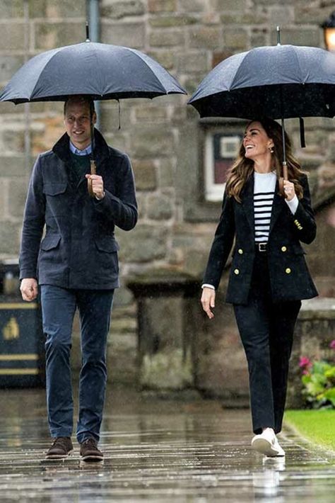 Kate Middleton and Prince William's best moments from nostalgic Scotland tour - Photo 7 St Andrews University, Duchesse Kate, Prince William Et Kate, William E Kate, Princesse Kate Middleton, Looks Kate Middleton, Tartan Coat, Scotland Tours, Principe William