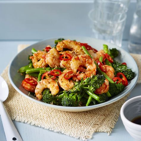 This rice bowl with prawns and broccoli is a healthy and balanced bowl that's served with a punchy Asian dressing and scattered with fresh chilli. Broccoli Recipes Steamed, Easy Rice Bowls, Broccoli Lunch, Delicious Broccoli, Prawn Dishes, Cheap Clean Eating, Easy Rice, Healthy Sweet Snacks, Rice Bowls Recipes