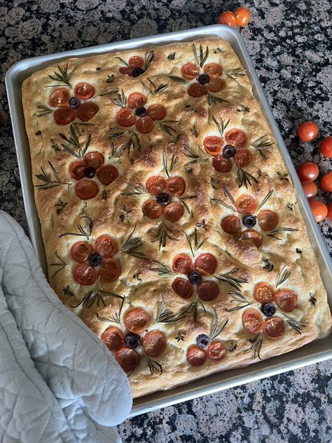 Focaccia with cherry tomatoes, olives, rosemary, and fresh oregano Foccacia Decoration, Birthday Foccacia, Decorated Foccacia, Christmas Foccacia, Decorative Foccia Bread, Fall Focaccia Bread, Cute Focaccia, Decorated Foccacia Bread, Focaccia Art Bread