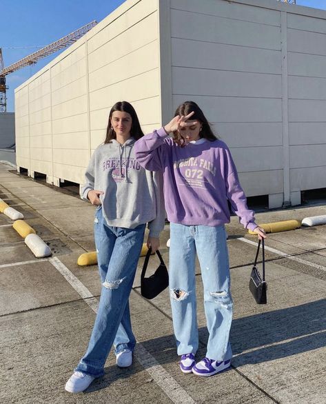 Best Friend Twinning Outfits, Twinning Outfits Friends, Jumper And Jeans Outfit, Bff Outfits Matching, Jumper And Jeans, Bff Matching Outfits, Bestie Outfits, Matching Outfits Best Friend, Best Friend Outfits