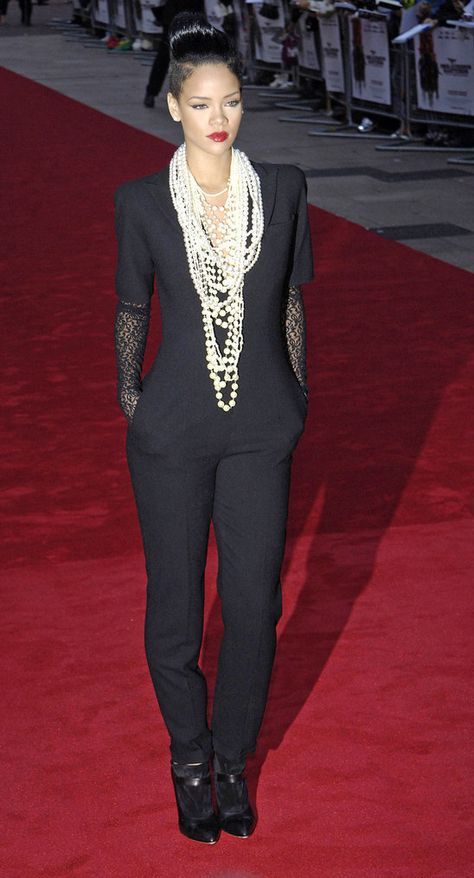 Jumpsuit and pearls!! Rihanna Black Dress With Pearls Necklace, Rihanna Red Carpet, Huge Necklace, Rihanna Outfits, Trendy Jumpsuit, Rihanna Style, Pearl Necklaces, Current Fashion Trends, Outfits Winter