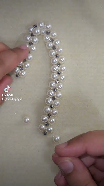 Pearl Bracelet Diy Handmade Jewelry, Diy Beaded Bracelets Ideas, Pearl Bracelet Ideas, Diy Pearl Bracelet, Pearl Bracelet Tutorial, Pearl Necklace Tutorial, Bead Bracelet Tutorial, Beads Jewelry Making Tutorials, Stretch Beaded Bracelets Diy