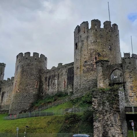 Can you guess 》》》comment your answer: 🇮🇪 vs 🏴󠁧󠁢󠁷󠁬󠁳󠁿 We took a gamble on the quick get away weekend and was surprised at how much we enjoyed it! Wales took our breath away with its stunning views and castles! We visited the small town of Conwy and beach town of Llandudno. Great food, nice people and nice coffee for the cold outside! Make sure to add this to your list! #viljoenadventuresblog #Wales #conwy #castles #green #countryside #longwalks #pier #sledding #tram #hotchocolate #coffee #... Wales Castles, Conwy Wales, Nice People, Long Walks, Great Food, Living Environment, Cold Outside, British Isles, Beach Town