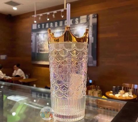 𝐔𝐒𝐒𝐡𝐨𝐩𝐩𝐢𝐧𝐠𝐒𝐎𝐒 𝐒𝐡𝐨𝐩𝐩𝐢𝐧𝐠 𝐒𝐞𝐫𝐯𝐢𝐜𝐞 on Instagram: “New & Exclusive Anniversary Collection - Gold Crown Glass Cold Cup 470 ml at China Starbucks Today!! ✨🧜🏻‍♀️✨☕️✨🧜🏻‍♀️✨☕️✨ 🧜🏻‍♀️✨☕️✨…” Gold Crown, Cold Cup, Gift Box, Crown, China, Glass, Gold, On Instagram, Instagram