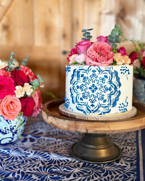 Talavera Style Cake #talavera #talaveracake #talaveramexicana #mexicancake #floralcake #freshflowers #freshflowercake #mexicanwedding #bodamexicana #weddinginspo #weddingcakes #houstontxweddings #houstontx #cypresstx #wallertx Talavera Style Wedding, Blue Talavera Wedding, Talavera Cake, Mexican Cakes, Tile Cake, Talavera Wedding, Mexican Wedding Cake, Mexican Cake, Fresh Flower Cake