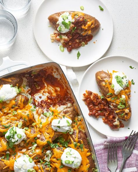 10 Ingenious Ways to Use Leftover Chili — Recipes from The Kitchn Chili Dinner Ideas, Meatless Breakfast Casserole, Chilli Casserole, Leftover Chilli, Leftover Chili Recipes, Chili Baked Potato, Chili Bake, Chili Dinner, Cheesy Pasta Bake