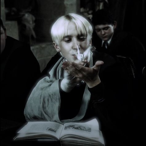 Slytherin Pfp, Draco Pfp, Draco Malfoy Pfp, Draco Malfoy Icon, L Icon, Draco Malfoy Fanart, Slytherin Boys, Draco Malfoy Aesthetic, Lucius Malfoy