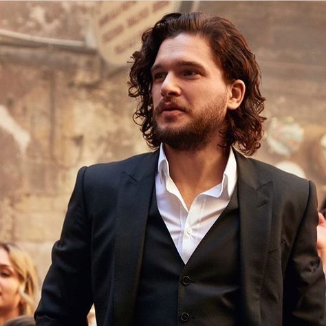 Kit Harington Dolce & Gabbana Kit And Emilia, John Snow, Kit Harrington, Kit Harington, Corte De Cabelo Masculino, Curly Hair Men, Beard Care, Long Hair Styles Men, Grow Out