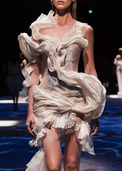 Sculptural Fashion, Runway Fashion Couture, Iris Van Herpen, Dior Haute Couture, Couture Mode, Looks Street Style, Couture Week, Mode Inspo, Mode Inspiration