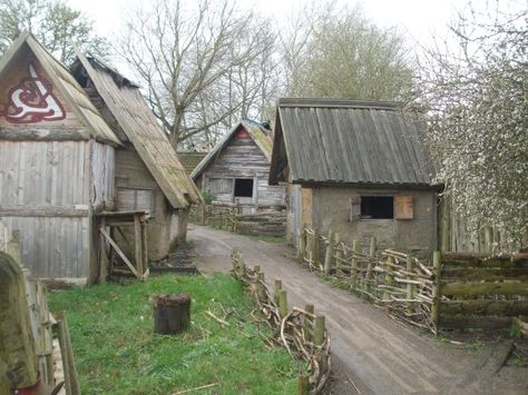 Viking Hall, Fantasy Mythology, Farm Village, Viking Village, Viking Reenactment, Mythical Creatures Fantasy, Living History Museum, Small Cottages, Medieval Houses