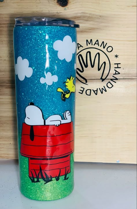 Echoamanohandmade Snoopy Tumbler Cups, Snoopy Tumbler Ideas, Marvel Tumbler Cups, Disney Tumbler Ideas, Epoxy Cups Ideas, Snoopy Tumbler, Cup Tumbler Ideas, Yeti Cup Designs, Farmhouse Font