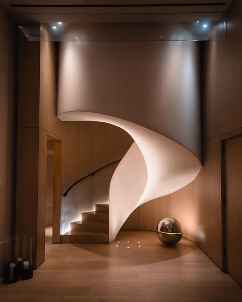 Magical spiral staircase at The New York EDITION Spiral Ceiling Design, Staircase Design Curved, Spiral Staircase Chandelier, Curve Stairs Design, Cool Staircases, Railing Design Interior, Steel Stairs Railing Design, Spiral Staircase Lighting, Modern Stairs Design Ideas