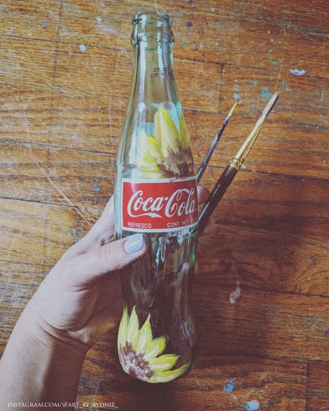 Painted an empty Coca-Cola bottle today...im loving how it looks. Follow me on Instagram.com : @art_by_sydnie_   @sydnierachelle Coke Bottle Crafts, Soda Bottle Crafts, Fun Craft Projects, Bottle Drawing, Coca Cola Bottles, Cola Bottle, Glass Bottle Diy, Coke Bottle, Coca Cola Bottle