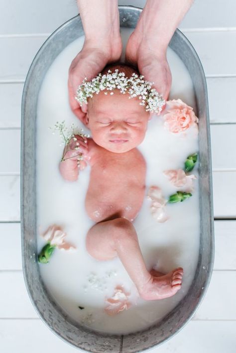 Baby Milk Bath, Milk Photography, Photo Bebe, Newborn Tips, Milk Bath Photography, Bath Photography, Baby Fotografie, Toddler Stuff, Baby Shoot