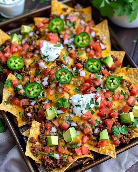 Nachos Aesthetic, Tapas Night, Mexican Dinner Party, Steak Nachos, Beef Nachos, Nachos Ingredients, Nachos Supreme, Mexican Night, Plating Ideas