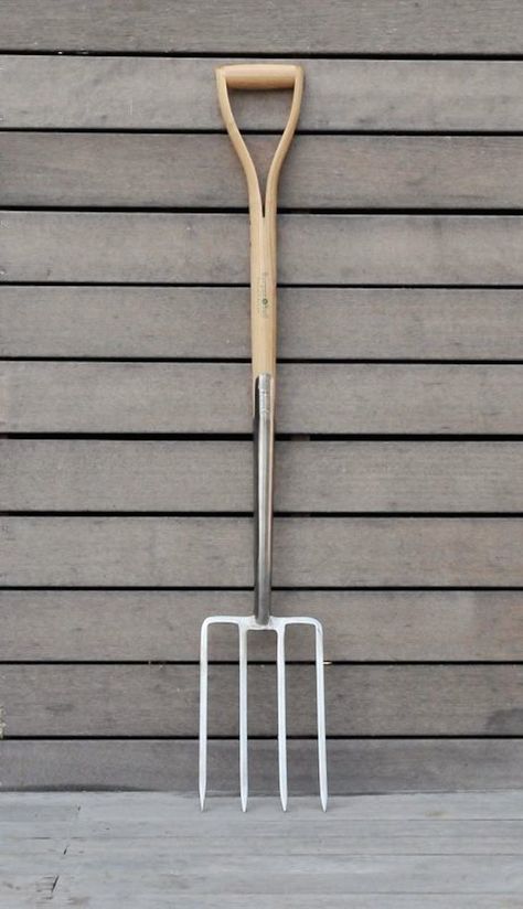 Burgon & Ball Garden Diggint Fork ; Gardenista Metal Detecting Tools, Digging Fork, Small Garden Tools, Straw Mulch, Vintage Hand Tools, Garden Tool Shed, Planting Tools, Strawberry Garden, Farm Tools