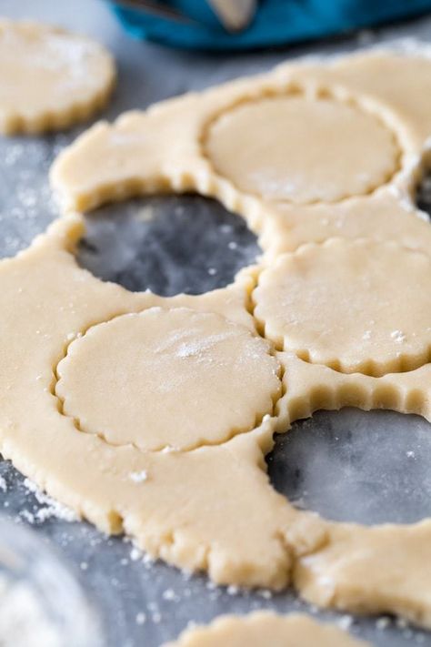 Perfect, buttery SHORTBREAD COOKIES. This recipe is simple and makes the BEST tender cookies! #cookierecipe #shortbreadcookies Egg Free Chocolate Chip Cookies, Best Shortbread Cookie Recipe, Chocolate Calories, Best Shortbread Cookies, Sugar Spun Run, Shortbread Cookies Christmas, Baking Trays, Buttery Shortbread Cookies, Buttery Shortbread