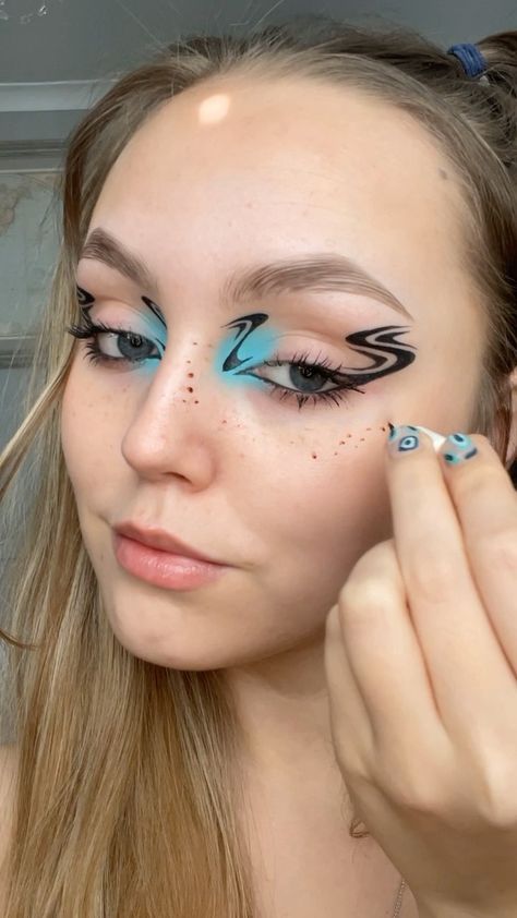 Holo Eyeshadow Looks, Rave Eyeliner Looks, Graphic Liner Makeup Looks, Eye Makeup For Almond Eyes, Halloween Graphic Liner, Cool Eyeliner Designs, Makeup For Almond Eyes, Creative Makeup Looks Inspiration, Fun Eyeliner Looks