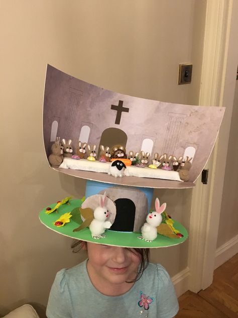 Easter bonnet the last supper Rabbit Easter Bonnet, Easter Hat Decorating Ideas, Homemade Easter Bonnet, Football Easter Bonnet, Easter Hat Parade Ideas Schools, Easter Hat Parade Ideas, Easter Bonnet Ideas, Easter Bonnet Competition, Easter Hat Parade