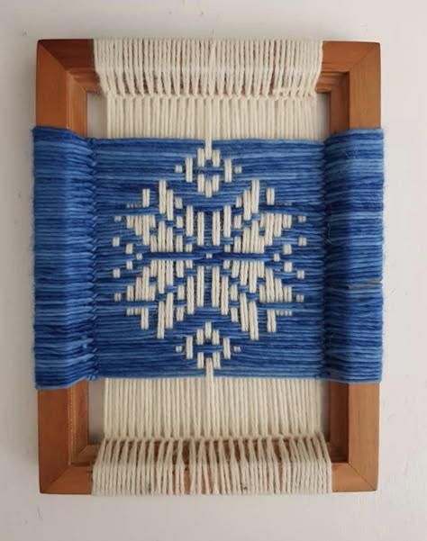 Weave Scarf, Frame Weaving Ideas, Picture Weaving, Frame Weaving, Picture Frame Weaving, Diy Weaving Loom Picture Frame, Woven Furniture Design, Weaving Mountains Wall Hangings, Ribbon Embroidery Tutorial