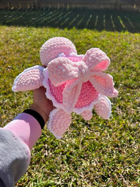 Turtle with Bow on Back Crochet Velvet Turtle, Crochet Projects Pictures, Pink Turtle Crochet, Kitting Ideas Aesthetic, Crochet Stuffed Turtle, Croshay Ideas Animals, Crochet Fruit Turtle Pattern Free, Cute Stuffed Animals Crochet, Strawberry Turtle Crochet Pattern Free