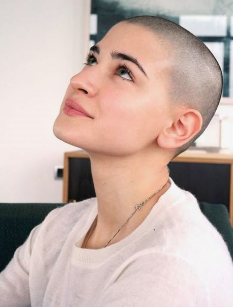 Buzzed Hair Women, Shaved Head Women, Buzzed Hair, Shaved Hair Designs, Bald Girl, Bald Hair, Super Short Hair, Bald Women, Shaved Head