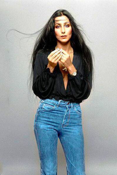 Cher - 1970's #HalloweenHairstylesForWomen Cher Fashion 70s, Cher 70s Fashion, Cher Outfits 70s, Cher Iconic Looks, Cher 1970s, 70s Cher, Cher Hair, Icons Women, Cher 70s