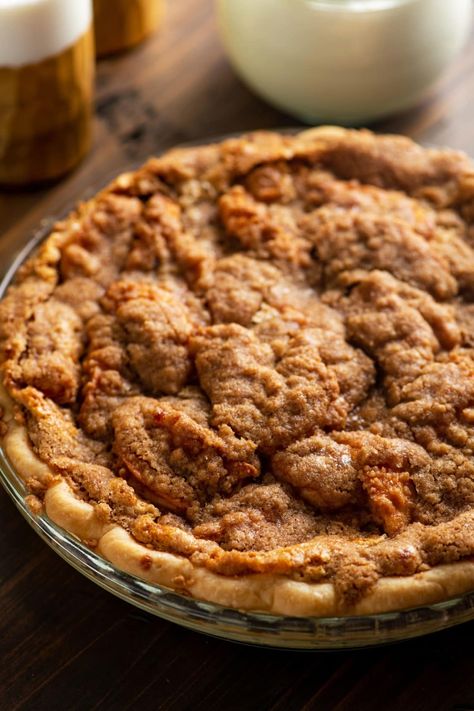 Best Apple Streusel Pie Recipe / Sliced apples are blanketed with a custardy filling, with a thick layer of sweet, crumbly streusel topping. #familyfavorites #quickmeals #pantrycooking #weeknightdinner #comfortfood #vegetarian #dessert Apple Strudel Pie, Apple Streusel Pie, Strudel Topping, Streusel Pie, Streusel Topping Recipe, Apple Streusel, Sliced Apples, Easiest Apples, Streusel Topping