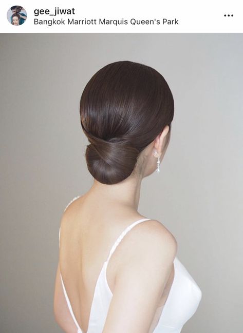 Classic Bridal Bun, Wedding Hair Sleek Bun, Hairdo Wedding The Bride, Sleek Wedding Bun, Sleek Bun Wedding Hair, Sleek Bridal Updo, Sleek Wedding Updo, Sleek Bridal Bun, Dresses Runway